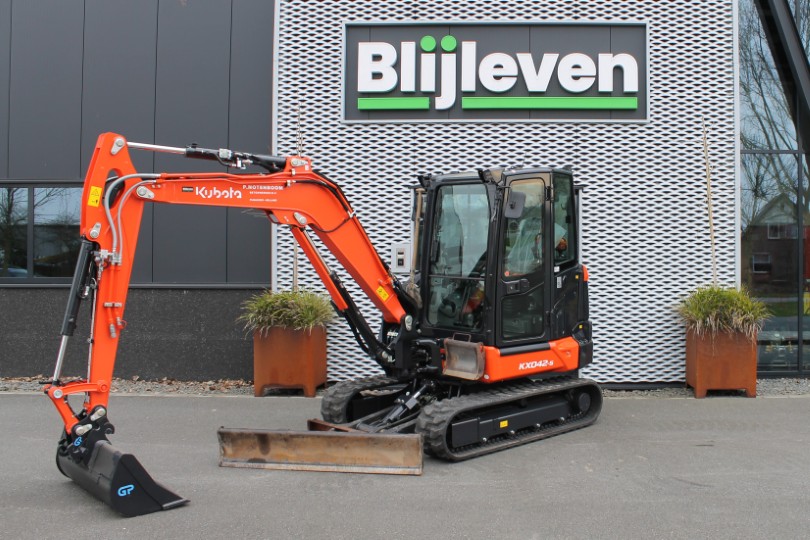 Kubota KX047 - Notenboom (2)
